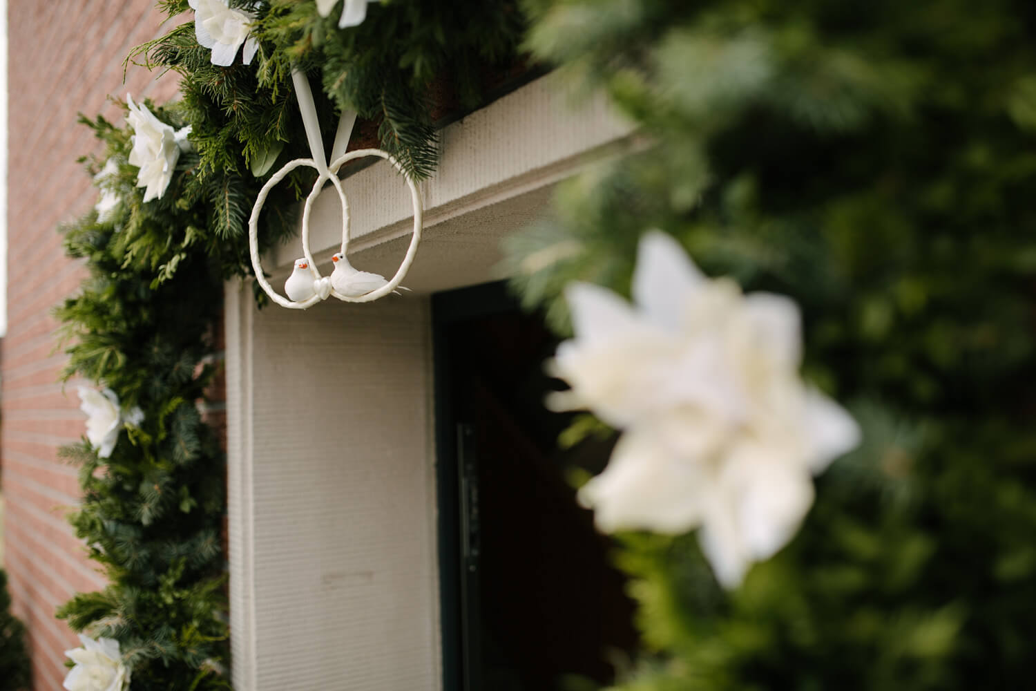Blumenschmuck der Eingangstür des Brautpaares.