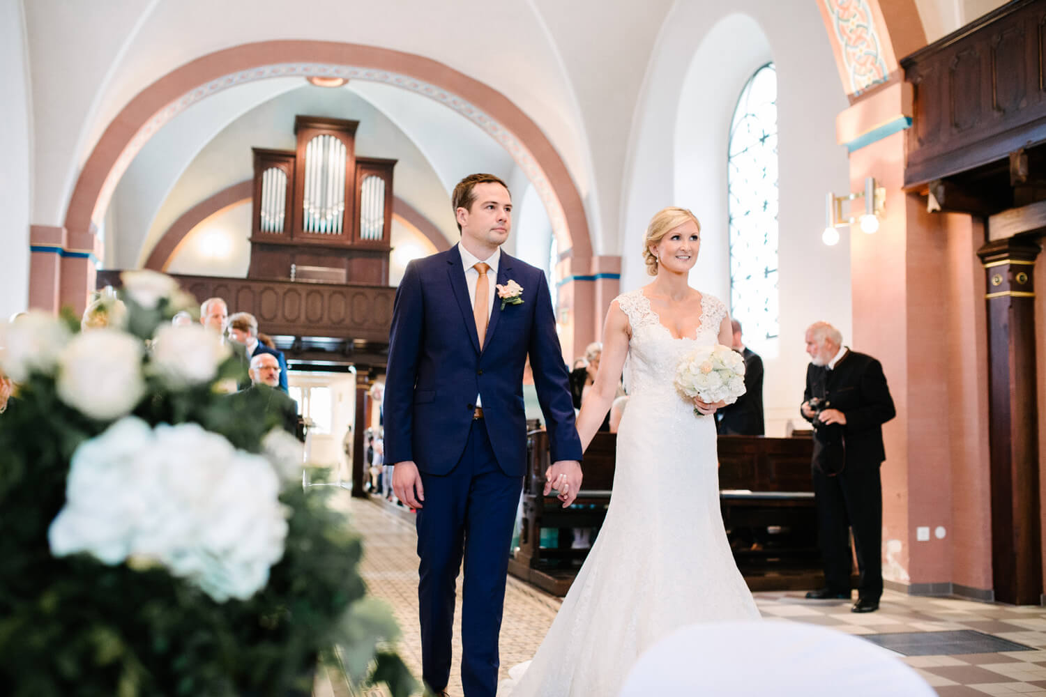 Brautpaar schreitet zum Altar